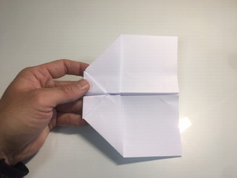 como hacer una avión de papel que vuele mucho fácil y sencillo paso a paso