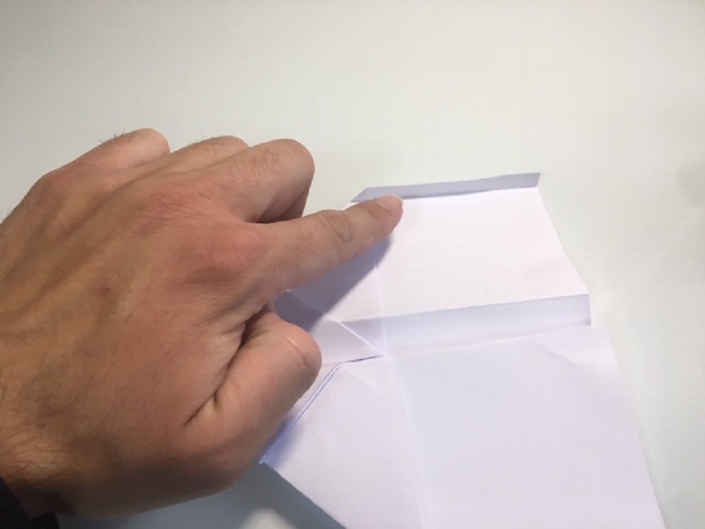 fabricar una avión de papel paso a paso