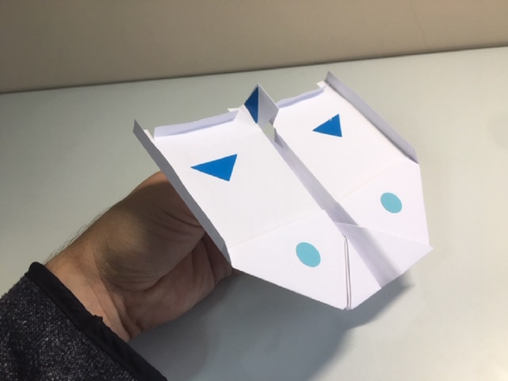Avion de papel decorado con pegatianas